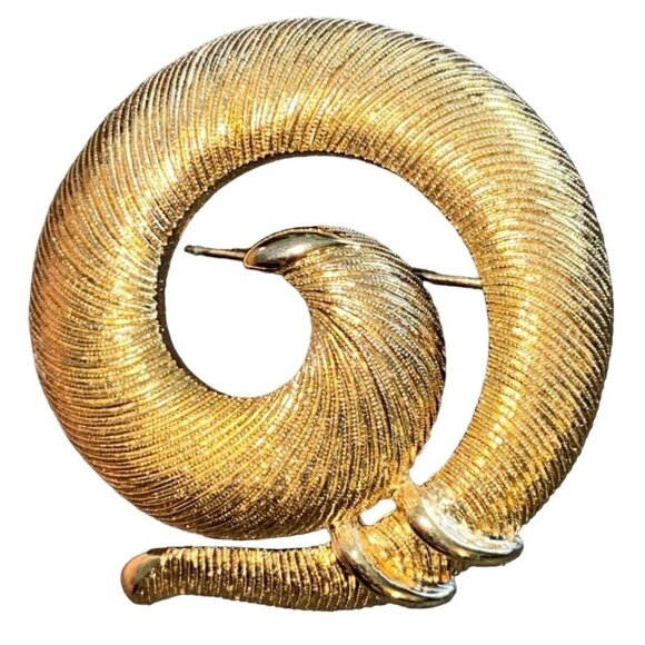 Monet Swirl Brooch Pin Gold 1.75" x 1.75" - Picture 1 of 2